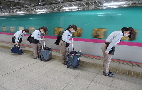 仙台駅では、到着する新幹線をお迎えして清掃をおこなっています。